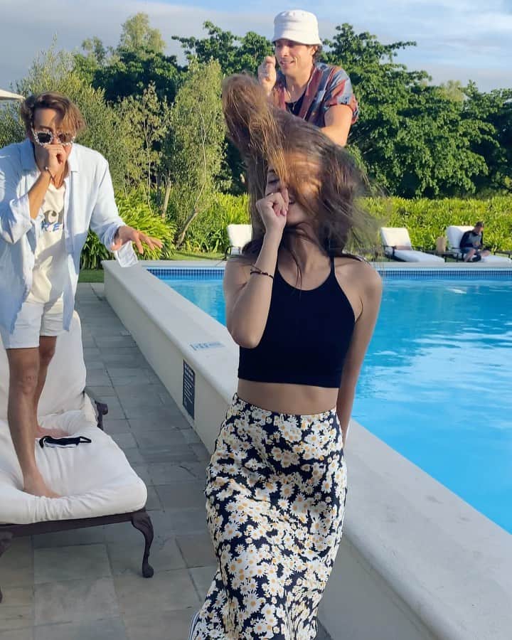 ヴィクトリア・ジャスティスのインスタグラム：「Once upon a day off... My Veronicas cover band and I are slowly (very slowly) taking the world by storm. Starting off with a few small club dates (and by club dates I mean performing by hotel pools) in South Africa, but coming to a city near you v soon, don’t you worry. 🤣 @timothyrenouf & @spencermusic ‘s commitment in this video will forever crack me up. Best band mates ever. 🤘🏼🖤 *** also plz note that Tim is playing guitar, keys, doing bg vocals AND is on violin. A quadruple threat. We’re lucky to have him. 🙏🏼」