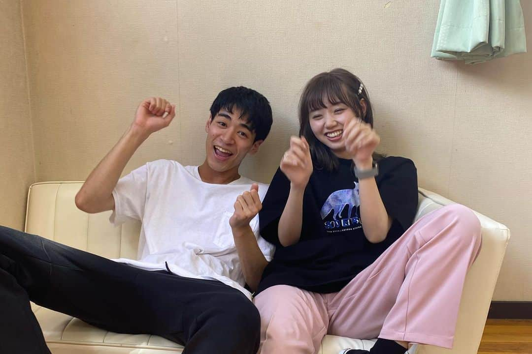 江野沢愛美さんのインスタグラム写真 - (江野沢愛美Instagram)「ドラマ5話は拓也と組ませてもらいました。 1番に迷わず選んでくれてありがとう☺︎ たくやはすごいね。  友達だからこそあえて選べなくて、 友達だからこそ組んでみたかったからほんとに嬉しかった。 キスエチュードで先生に褒められた時にそう思いました。  放送で拓也が言ってくれてた、 "勝ちに行きたい、主役が取れる相手は愛美しかいない" そこで8人中最後のくじ順なのに1番引いて そして選んだ理由までええ男すぎるぜ。 わたしには稽古場で直接伝えてくれていました。心底嬉しすぎたと同時にうちらがやるしかねぇな！と私を熱い気持ちにさせてくれました。  放送以外でも落ち込んだ時はすかさず隣に座ってくれて、 気分のちょっとの差も気づいてくれる この人は四方八方に目がついてるんだろうかと思うことばかり。  だからこそ発表の後、私の隣で喜ぶ拓也を観て本当に本当に嬉しかった。  ペア決めの瞬間から大きな心と凄いパワーで私を引っ張ってってくれました。有言実行さすがでした！！！  ペア決めだけではなく ドラマまでも引っ張って連れてってくれてありがとう。 出会ってくれてありがとう、いい戦友、いい友達に出逢いました。 ドラマのオフショは次の投稿で✌︎  #最後の写真のシーンすき！ #先生がとてもよかったからそのまま撮影やってきてって笑ってくれた #この笑顔の先生を観たくて主役取りたいのもあるんです」11月22日 0時05分 - enosawa_manami