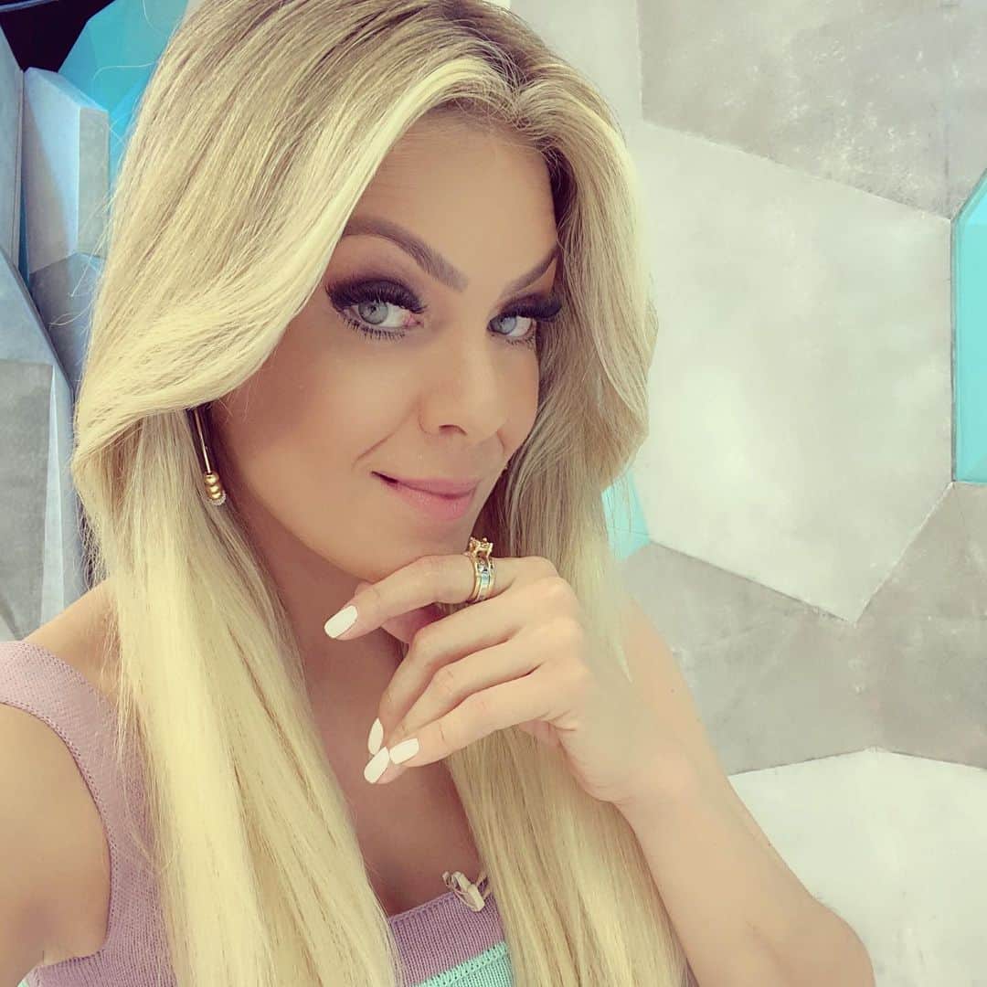レナータ・ファンのインスタグラム：「Boa tarde! Sábado sem @jogoaberto mas com muita energia para acompanhar a 22ª Rodada da Série A! Qual equipe será a Lider, na opinião de vcs?」