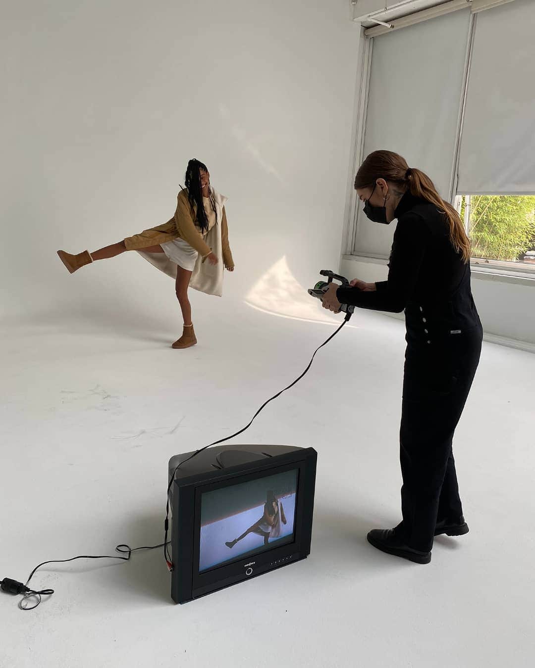 ラグ&ボーンのインスタグラム：「Behind the scenes of our holiday campaign, #ForeverNewYorkers. Featuring Brazilian expat and Forever New Yorker @raissaleme_  shot by @andreaslaszlokonrath at Pier 59 Studios on Manhattan's west side.  Casting by @nicola.kast Styled by @katieburnett__  Video by @better_call_sacredpact  Makeup by @kristimatamoros Hair by @tamastuzes」