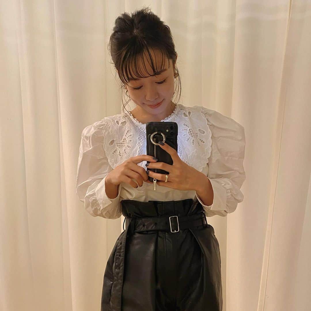 吉田佳菜のインスタグラム：「ㅤㅤㅤㅤㅤㅤㅤㅤㅤㅤㅤㅤㅤ ㅤㅤㅤㅤㅤㅤㅤㅤㅤㅤㅤㅤㅤ パワショルブラウス🤍🕊 最近の東京は暑くて日中はブラウスでちょうどいい！ (私が暑がりなのもある) ㅤㅤㅤㅤㅤㅤㅤㅤㅤㅤㅤㅤㅤ こっちに来てから、すっかり暑がりキャラ 大食いキャラになりつつあります☺️笑 ㅤㅤㅤㅤㅤㅤㅤㅤㅤㅤㅤㅤㅤ ㅤㅤㅤㅤㅤㅤㅤㅤㅤㅤㅤㅤㅤ #ブラウス #レザーパンツ #kana_chicode #ちわcode #whoswhochico #salonbychico  ㅤㅤㅤㅤㅤㅤㅤㅤㅤㅤㅤㅤㅤ」