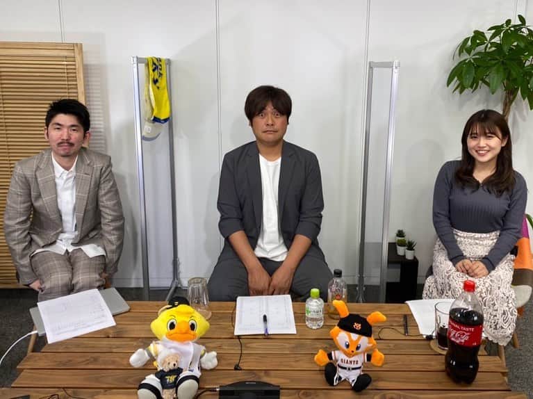 のインスタグラム：「『#日本シリーズ 2020 一球速報ライブ』 ご覧くださったみなさま！ ザキオさん！ そして江草さん！ ありがとうございました！ ． 両軍無失策で職人芸のつまった試合でしたね…🐰🔥🐤 ． こんなに素敵な機会をくださったベースボールキングさんと見守ってくれたあなたに、一生感謝しつづけることでしょう…！！！！！」