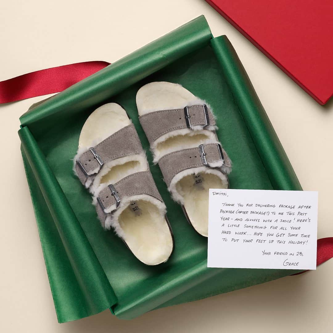 Bloomingdale'sさんのインスタグラム写真 - (Bloomingdale'sInstagram)「We're all about giving extra gratitude to the ones that made such a difference this year (like our delivery person!) 🎁 Who are you feeling grateful for?  . . . . . . #ThankYouGift #HolidayGiftIdeas #Birkenstocks #HolidayGiftGuide #GiveGratitude #GiftGiving #Bloomingdales」11月22日 0時21分 - bloomingdales