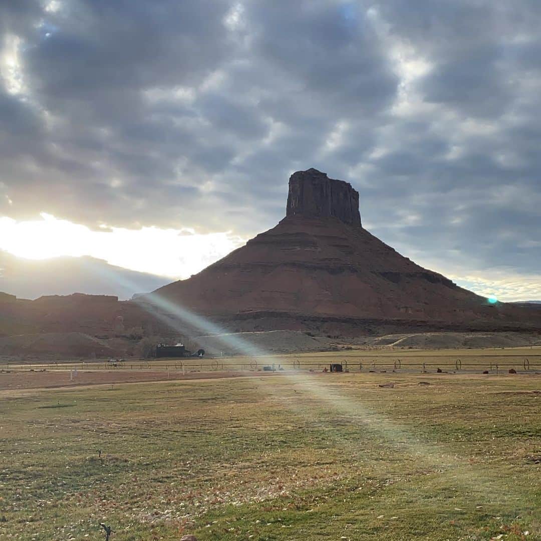 レイチェルロイさんのインスタグラム写真 - (レイチェルロイInstagram)「Morning, from Moab 🏞  Any suggestions for me? As for now finding peace by the Colorado River 🤍 This land is so unbelievably special. Follow along in stories to see the beauty.   #southernutah  #moabutah  #nofilterneeded  #rachelroy」11月22日 0時17分 - rachel_roy
