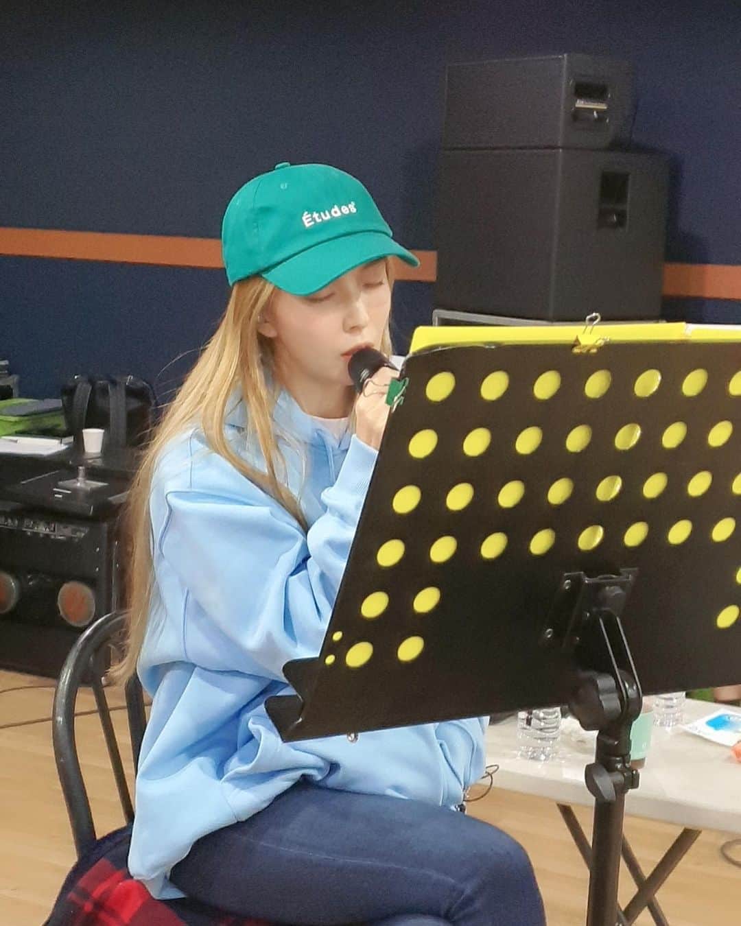 BoAのインスタグラム：「울 매니저님이.. 너네가 좋아하는 표정을 다 아시는듯...🙈👻 내가 제일 나다울때...젠하이져 다이나믹은 사랑입니다.. 나도 커스텀이나 할까...🤨」