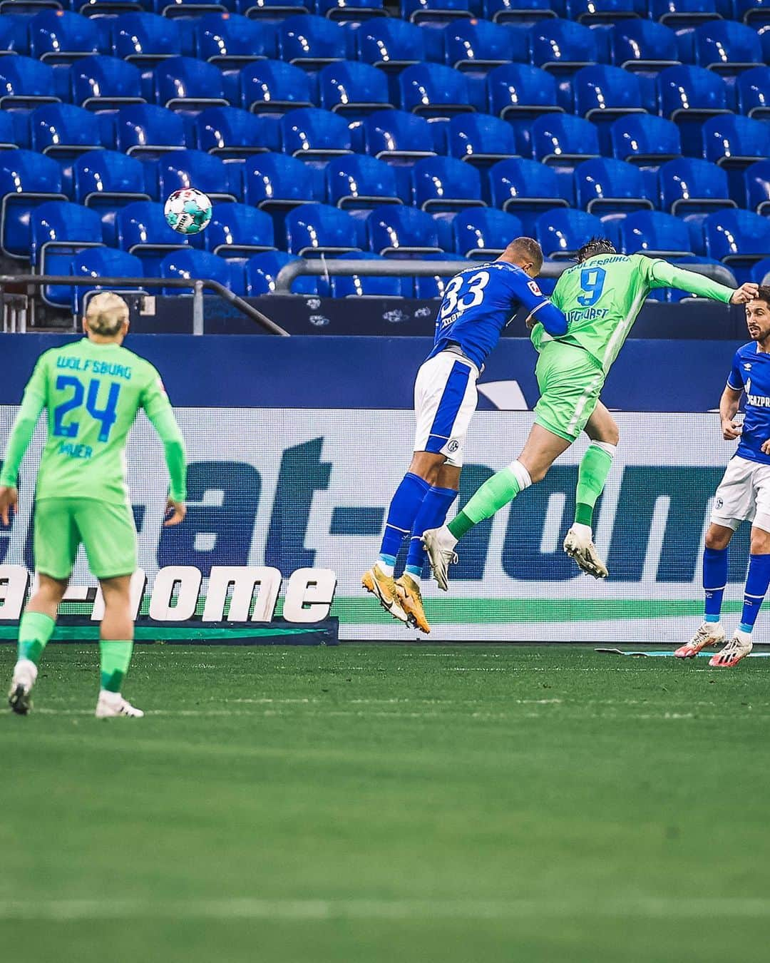 VfLヴォルフスブルクさんのインスタグラム写真 - (VfLヴォルフスブルクInstagram)「Kopfballmonster, @wout.weghorst ! 💚🔥🐺 #s04wob #bundesliga #weghorst #immernurdu #vflwolfsburg #arbeitfussballleidenschaft #immer_hungrig」11月22日 0時24分 - vfl.wolfsburg