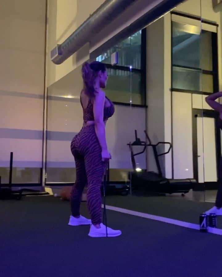 ダフネ・ジョイのインスタグラム：「If I want it ima have it 😎 Kill the gym today babies! No excuses! Energy fueled by @ashocenergy #ashocenergy 💥」