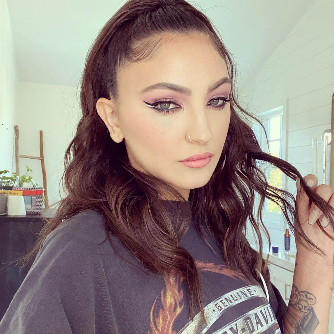 Julia Michaelsのインスタグラム：「If you could live in any era, which would it be?」