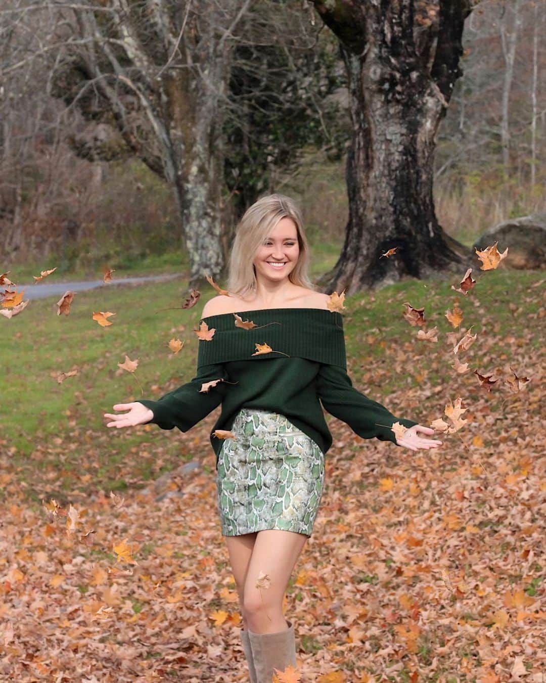 サシャ・カリスのインスタグラム：「I having way too much fun playing in these leaves 🍁😄 What’s your favorite part of fall? Mine is the leaves (obviously from this pic 🤣) the yummy coffee drinks and the crisp air! 😍🍂 . . Outfit linked in stories! 🍁🧡」