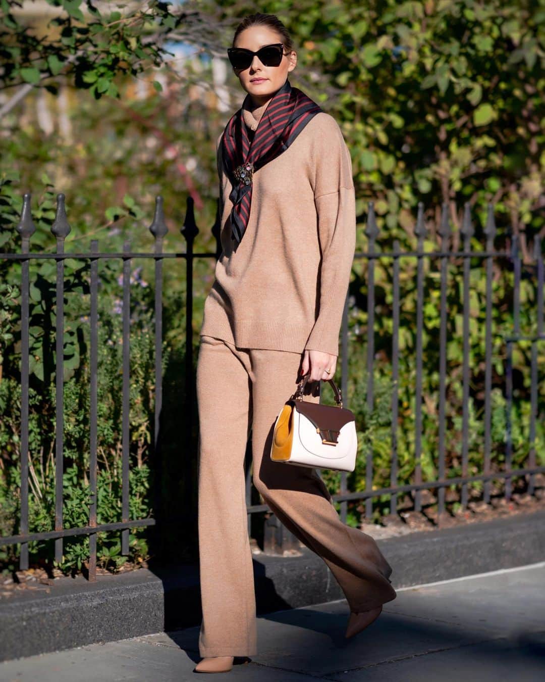オリヴィア・パレルモのインスタグラム：「Cashmere Camel-flage 🐪  Living in cashmere sets (here topped with my lescarf OP005) to combat the recent drop in temps. Check out how to channel a comfy yet polished look with our ultimate cashmere guide at the link in bio!」