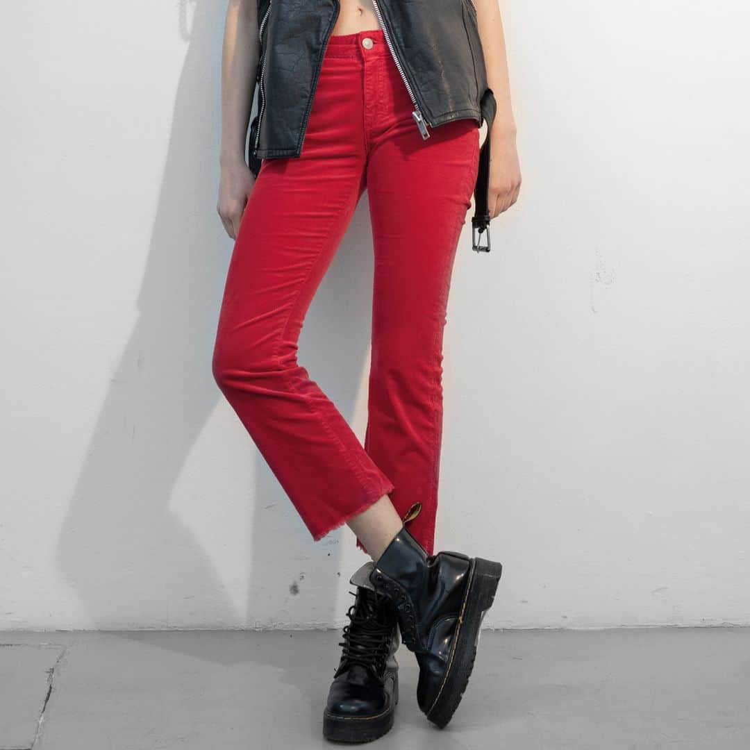 ケアレーベルのインスタグラム：「Today we choose RED!⁣ ⁣ care-label.com⁣⁣⁣ ⁣ #carelabel #denimlovers #denimstory #denimaddiction」