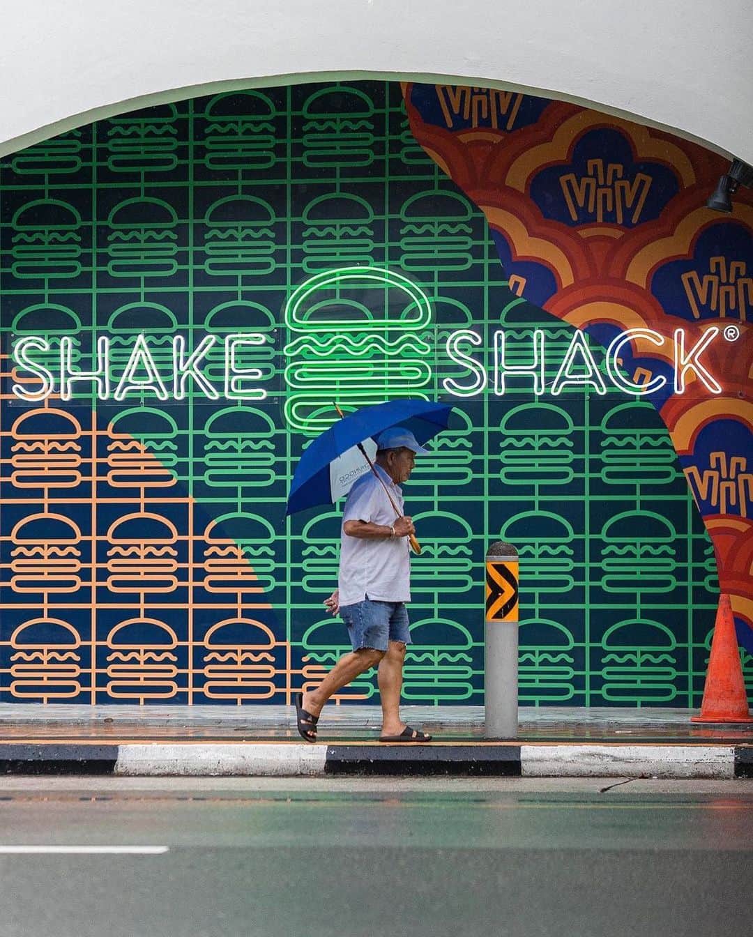 SHAKE SHACKさんのインスタグラム写真 - (SHAKE SHACKInstagram)「Today's forecast: 100% chance of burgers   📸: @afx.press #shakeshack」11月22日 1時05分 - shakeshack