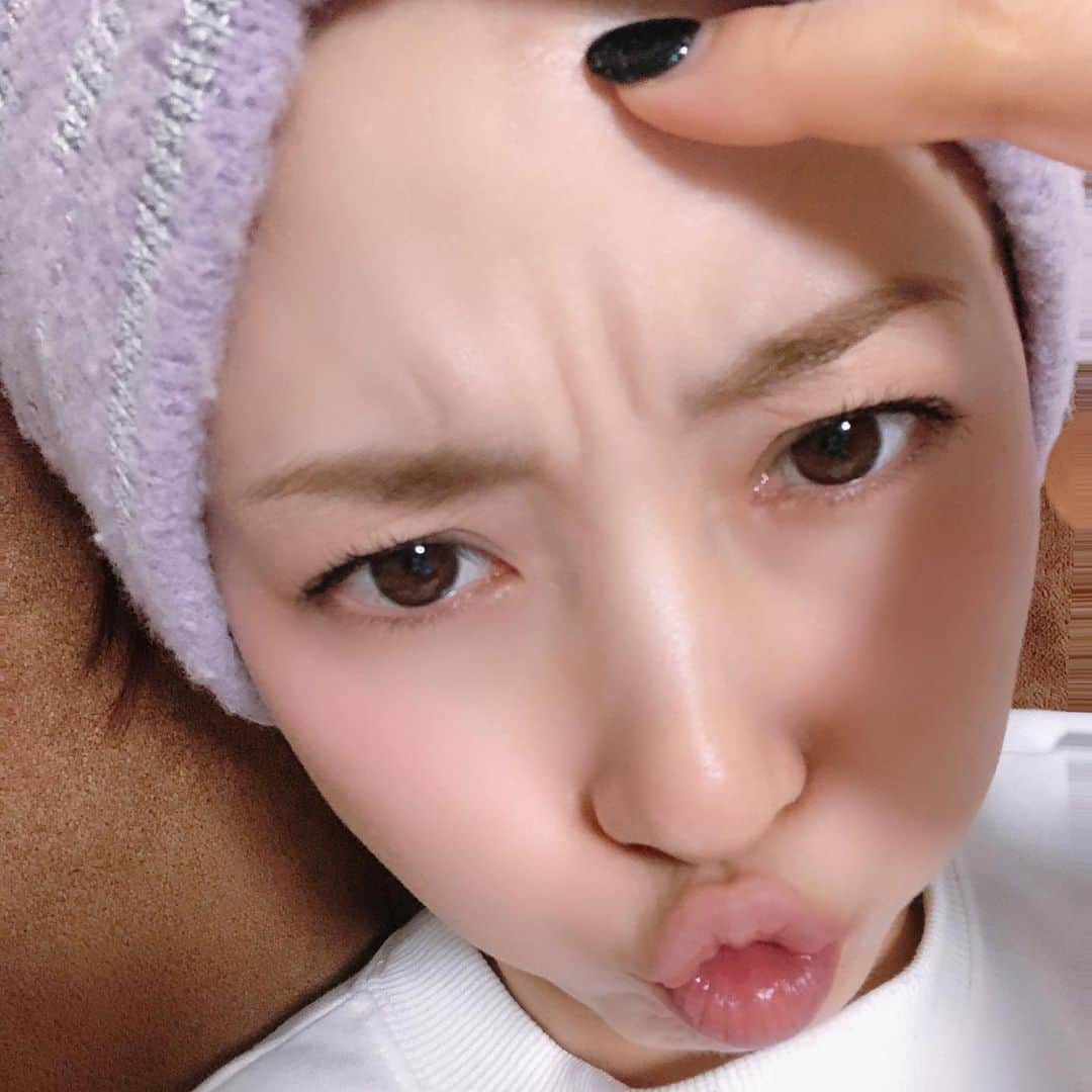 たかはしゆいさんのインスタグラム写真 - (たかはしゆいInstagram)「・ おでこにポッちんできた！！！！ ・ ニキビって言ったら、 「ニキビって歳じゃねーだろ！」 って人もたまにいるし、 ・ 「できもの」 ってゆーのもなんかもぞもぞるし… ・ ポッちんです！！！！ ・ #ニキビ はもぅ言えないらしい #年齢的に  #吹出物  も寂しい😅 #ポッちん ちょーどよい笑 #デコピンしたくなるおでこ  #ゆいりん  #たかはしゆい」11月22日 0時59分 - t.yuirin