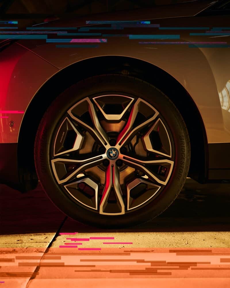 BMWのインスタグラム：「A new, clean interpretation of car design. The first-ever BMW iX. #THEiX #BornElectric #NEXTGen #BMW @BMWi」