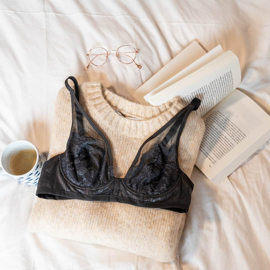 レジャビーさんのインスタグラム写真 - (レジャビーInstagram)「Vos lectures du moment autour d'un café bien chaud ? Dites-nous tout — what are you reading at the moment ? #pasdedeux #maisonlejaby #lingerie #dentelle #lace #satin #douceur #softness #greenmind」11月22日 1時00分 - maisonlejaby