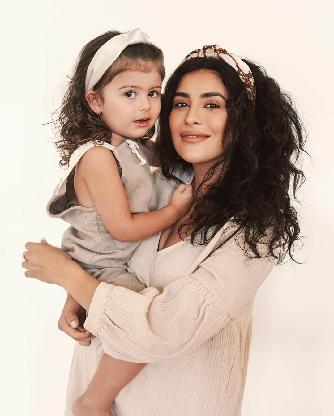 Sazan Hendrixさんのインスタグラム写真 - (Sazan HendrixInstagram)「My teeny.. my tiny.. my teeny teeny tiny..! 💓 Our mommy and me #SazanXWildprimrose hair collection is now in stores only at @walmart!!! 🎉 We shot this a couple of months ago and it was so sweet doing this with my curly haired cutie (and Amari in my belly!) I’ll forever cherish this ❤️ We hope you love the collection just as much as we do! These are just a few pieces and I can’t wait for you to see more 🤗 P.S which pic is killing you the most 🤣💀 @conair @scunci #sazanxconair #sazanxscunci #teenyandme #happyholidays」11月22日 1時01分 - sazan