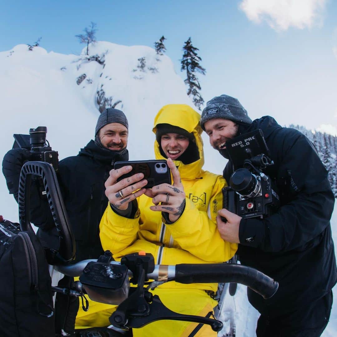 アナログクロージングのインスタグラム：「Want to know where the name "One World" came from? Hit the link in bio for an answer to that question and an inside look into the making of #BurtonOneWorld  Interviews from: @zacharynigro: Executive producer @blattphoto: Producer @vlviolette: Producer / Project Manager @alexander_adrian: Co-Director  @justineeles: Director Of Cinematography   Link In Bio. @amazonprimevideo #primevideo」