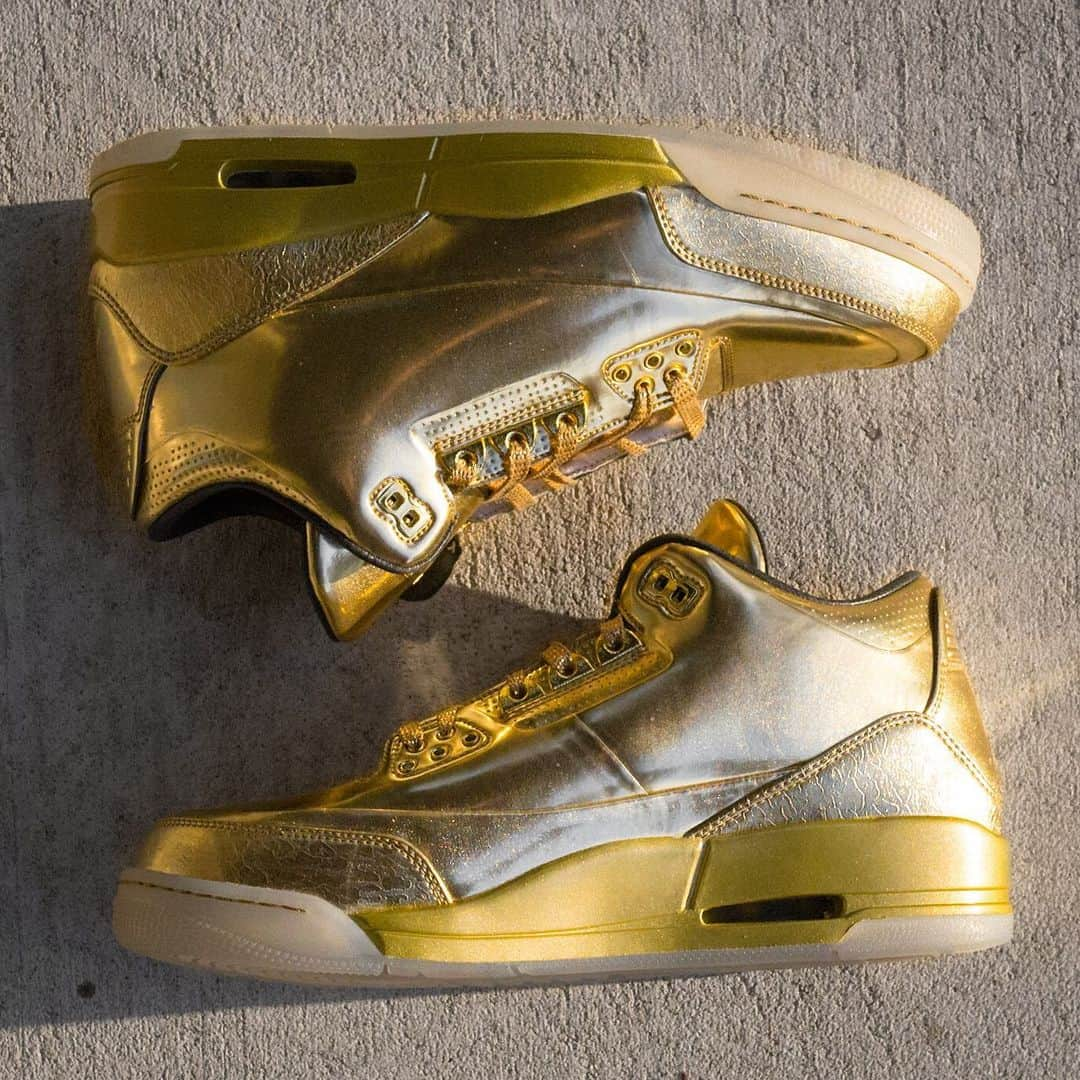 HYPEBEASTさんのインスタグラム写真 - (HYPEBEASTInstagram)「@hypebeastkicks: Here’s a look at @usher’s masterful metallic Air Jordan 3 that’s limited to just a scant 10 pairs. Originally crafted for the superstar singer in 2014, the opulent take boasts an upper made entirely of reflective gold patent leather with a black leather collar lining, three stars embroidered on the tongue, and Usher’s name stitched onto the inner tongue. Golden elephant print adds compelling texture above the gold midsoles, and the look is finalized by woven laces and icy translucent outsoles.⁠⠀ Photo: @englishsole」11月21日 16時06分 - hypebeast