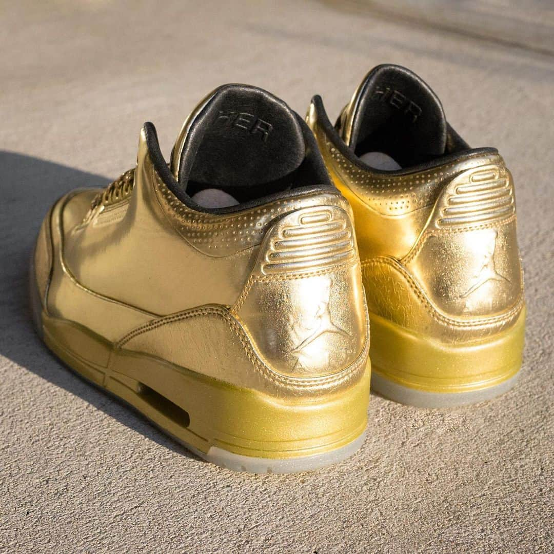 HYPEBEASTさんのインスタグラム写真 - (HYPEBEASTInstagram)「@hypebeastkicks: Here’s a look at @usher’s masterful metallic Air Jordan 3 that’s limited to just a scant 10 pairs. Originally crafted for the superstar singer in 2014, the opulent take boasts an upper made entirely of reflective gold patent leather with a black leather collar lining, three stars embroidered on the tongue, and Usher’s name stitched onto the inner tongue. Golden elephant print adds compelling texture above the gold midsoles, and the look is finalized by woven laces and icy translucent outsoles.⁠⠀ Photo: @englishsole」11月21日 16時06分 - hypebeast