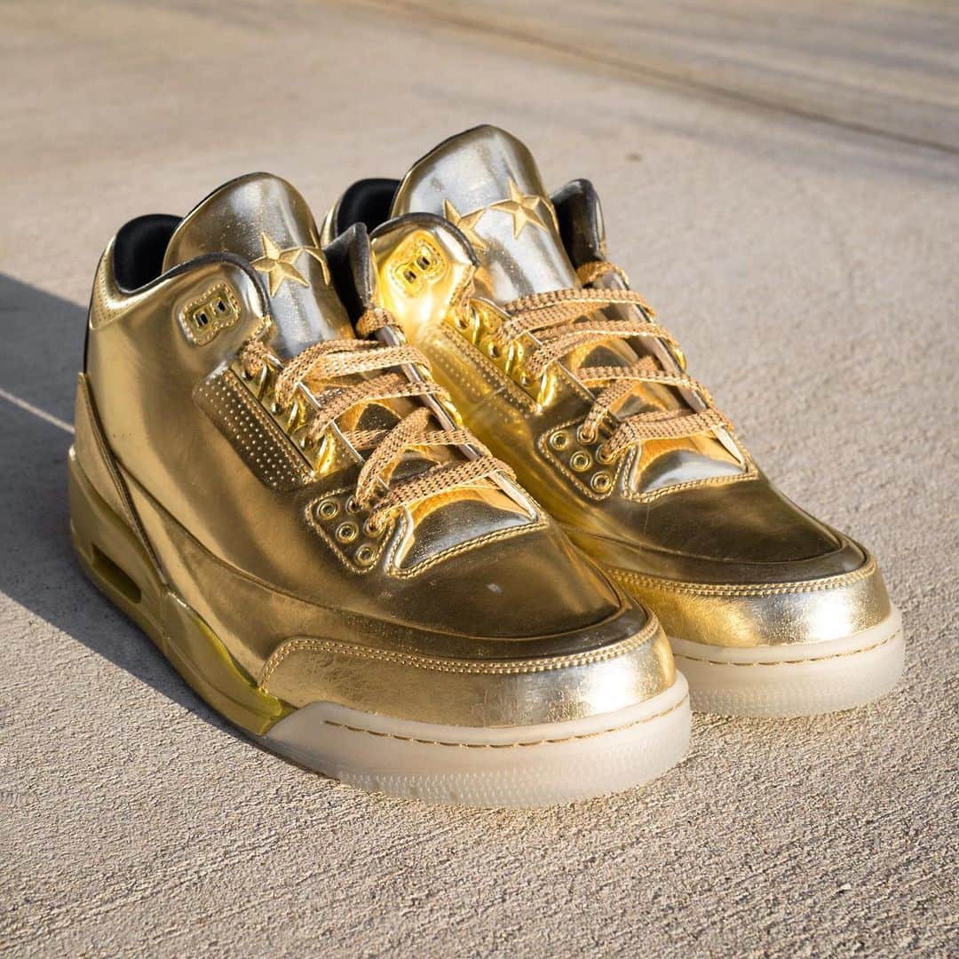 HYPEBEASTさんのインスタグラム写真 - (HYPEBEASTInstagram)「@hypebeastkicks: Here’s a look at @usher’s masterful metallic Air Jordan 3 that’s limited to just a scant 10 pairs. Originally crafted for the superstar singer in 2014, the opulent take boasts an upper made entirely of reflective gold patent leather with a black leather collar lining, three stars embroidered on the tongue, and Usher’s name stitched onto the inner tongue. Golden elephant print adds compelling texture above the gold midsoles, and the look is finalized by woven laces and icy translucent outsoles.⁠⠀ Photo: @englishsole」11月21日 16時06分 - hypebeast