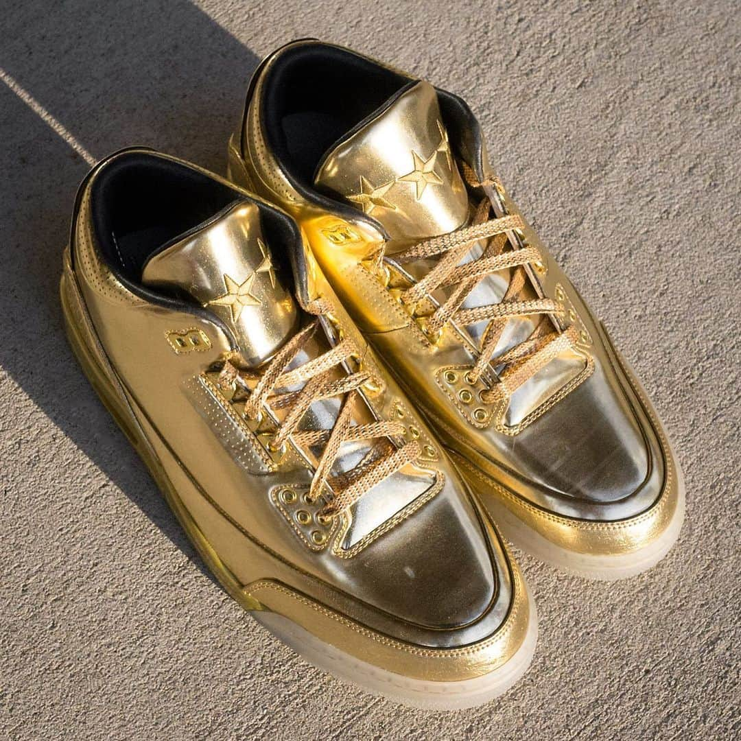 HYPEBEASTさんのインスタグラム写真 - (HYPEBEASTInstagram)「@hypebeastkicks: Here’s a look at @usher’s masterful metallic Air Jordan 3 that’s limited to just a scant 10 pairs. Originally crafted for the superstar singer in 2014, the opulent take boasts an upper made entirely of reflective gold patent leather with a black leather collar lining, three stars embroidered on the tongue, and Usher’s name stitched onto the inner tongue. Golden elephant print adds compelling texture above the gold midsoles, and the look is finalized by woven laces and icy translucent outsoles.⁠⠀ Photo: @englishsole」11月21日 16時06分 - hypebeast