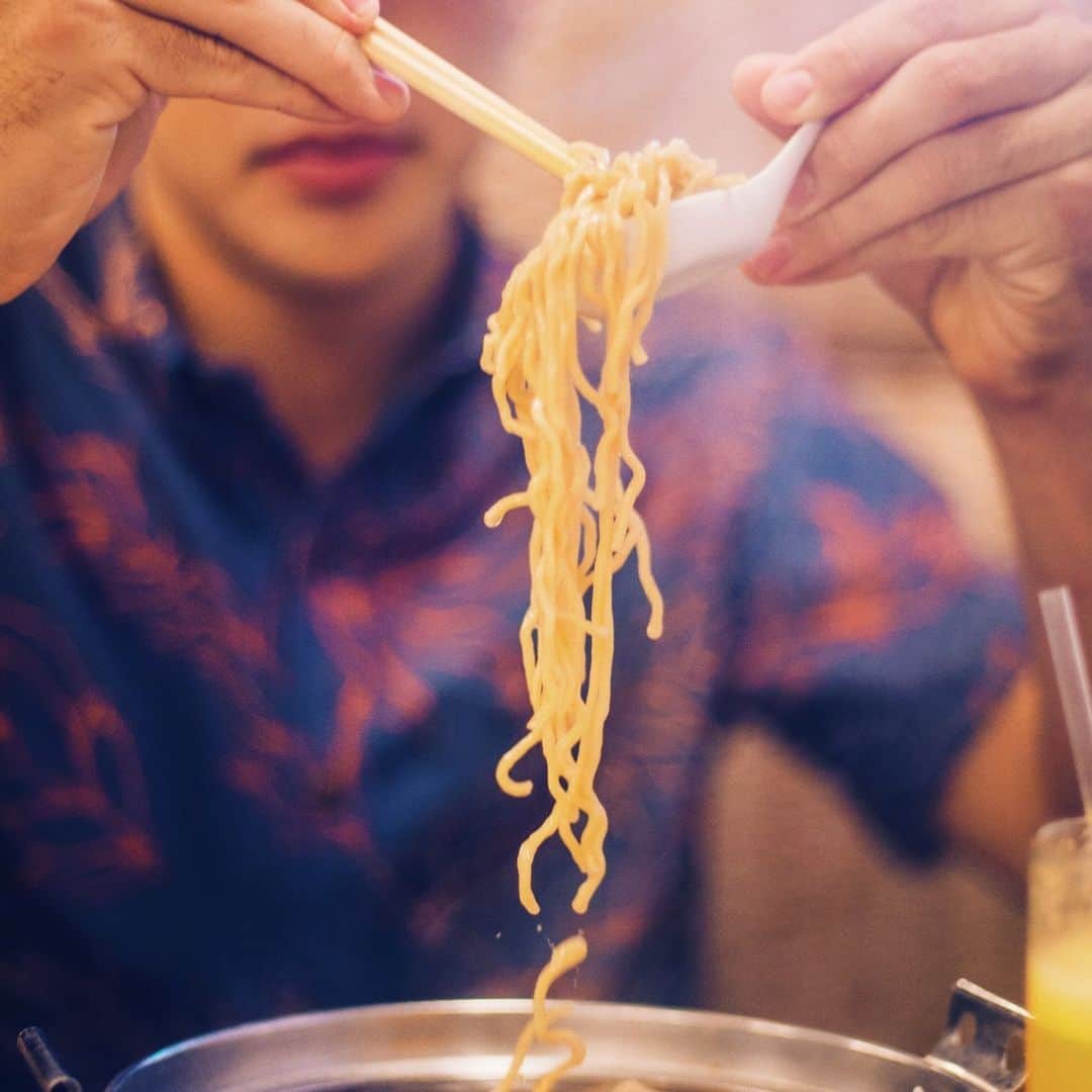 Zippy's Restaurantsのインスタグラム：「An aloha shirt is the most appropriate apparel for 🍜 on an #AlohaFriday. The Zippy’s x Ari South Kaʻōpua Shirt is the 🔥 you need (and hot mustard).」