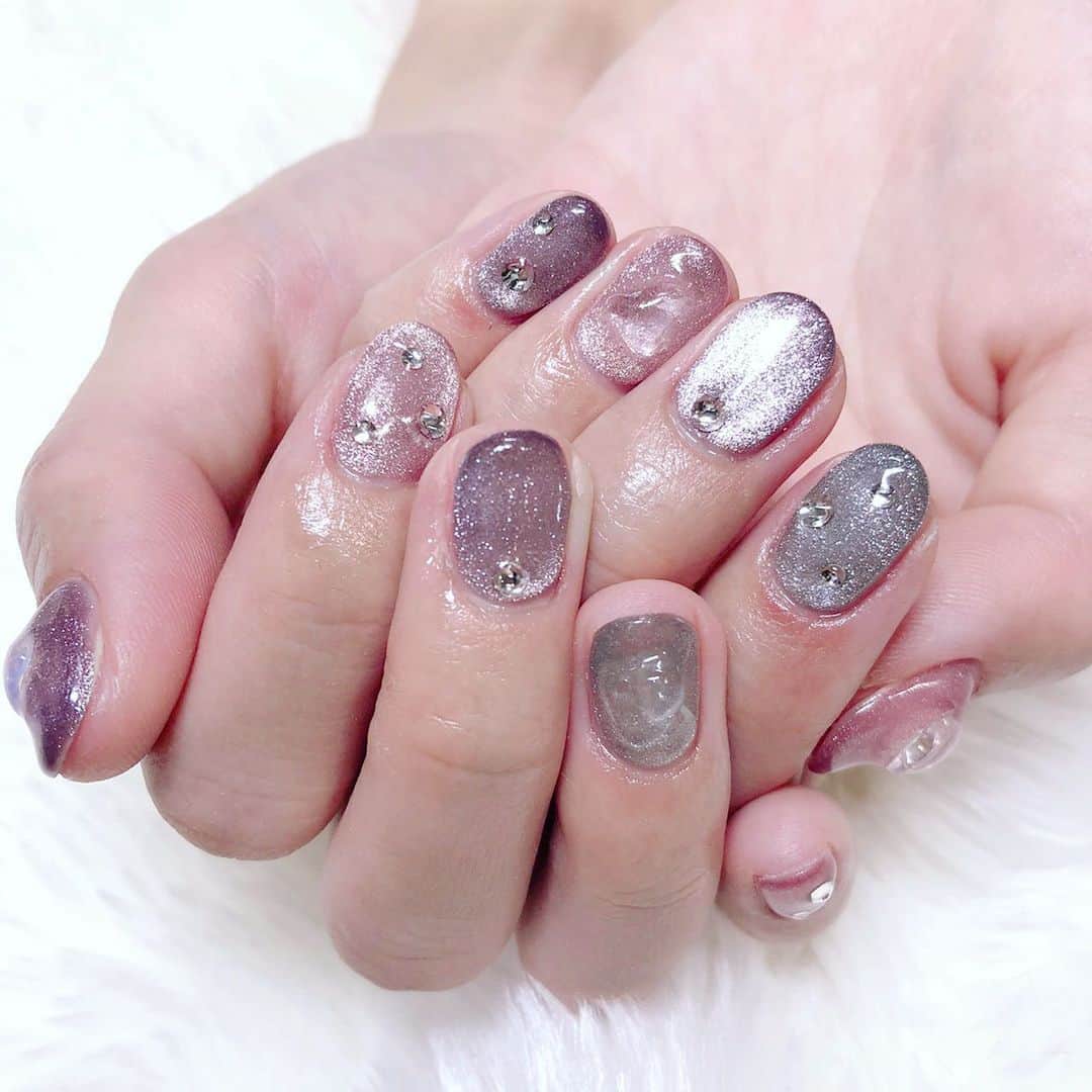 根岸愛のインスタグラム：「💅✨💅 newネイル💅💕 Lapis新宿店にて担当はmanamiさん(@lapis_manami )です🥰 まだまだ飽きないマグネットネイル🥺💕ストーン多めでパワーアップさせました💝可愛い💕 #nail #lapisnail #magnetnails #マグネットネイル #ネイル」