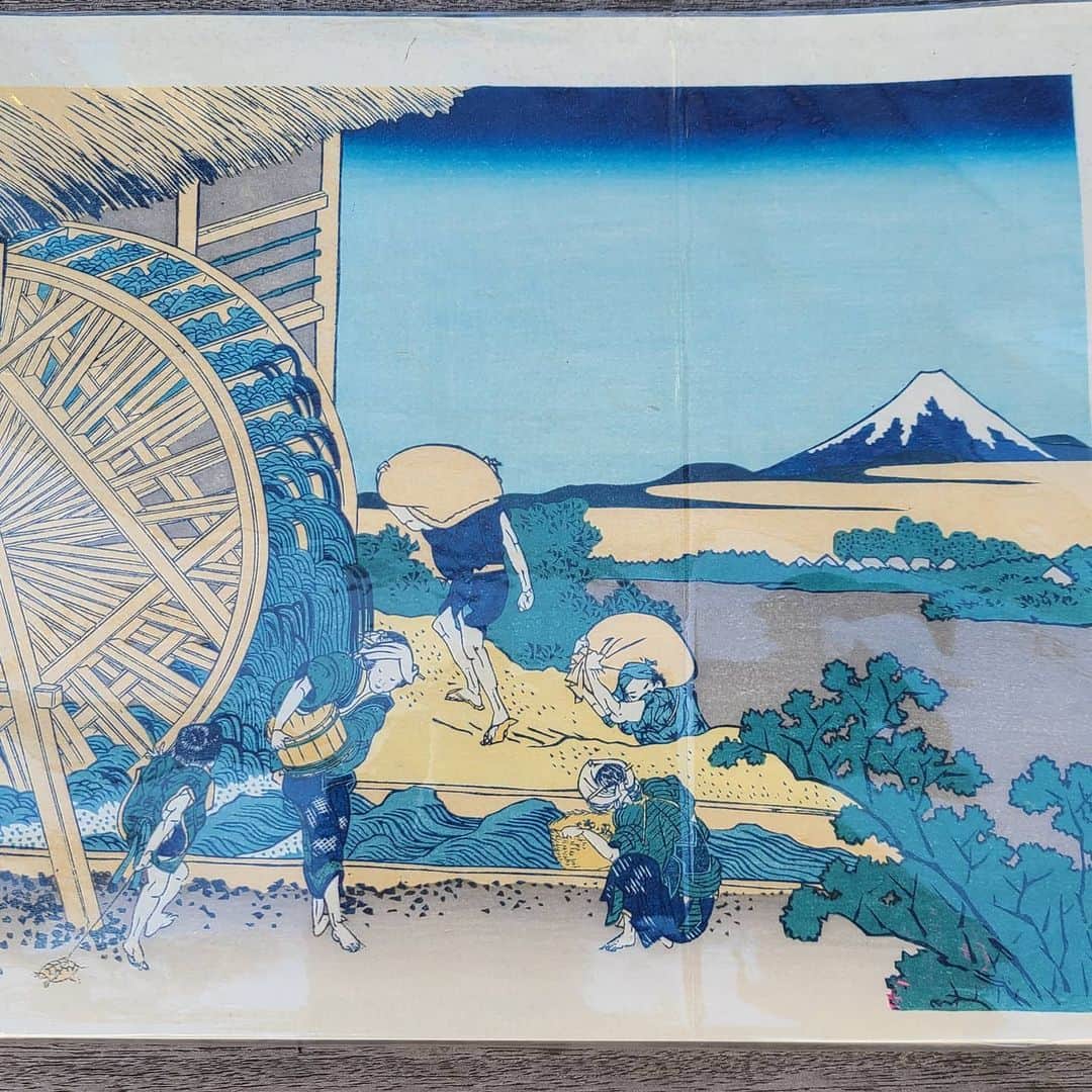 平井富子さんのインスタグラム写真 - (平井富子Instagram)「１年ぶりにアキヨさんがアンシャンテに、、   青山にお住まいで、桑沢デザイン出身、アパレルのパタンナーだったらしい。なので、洋服の補正やマスクの作成もお得意❗  この前、葛飾北斎の富嶽三十六景にキャットストリートから見た富士山の絵があると教えてもらって検索したらあった❗今日は、この絵をプレゼントされました❗嬉しい～  隠田(この辺りの旧地名)の水車からみた清々しい富士山、今のキャットストリートから想像出来ないなぁ～キャットストリートも川だったから水車があったんですね！  また、お話聞かせてください～」11月21日 16時10分 - enchantewithd