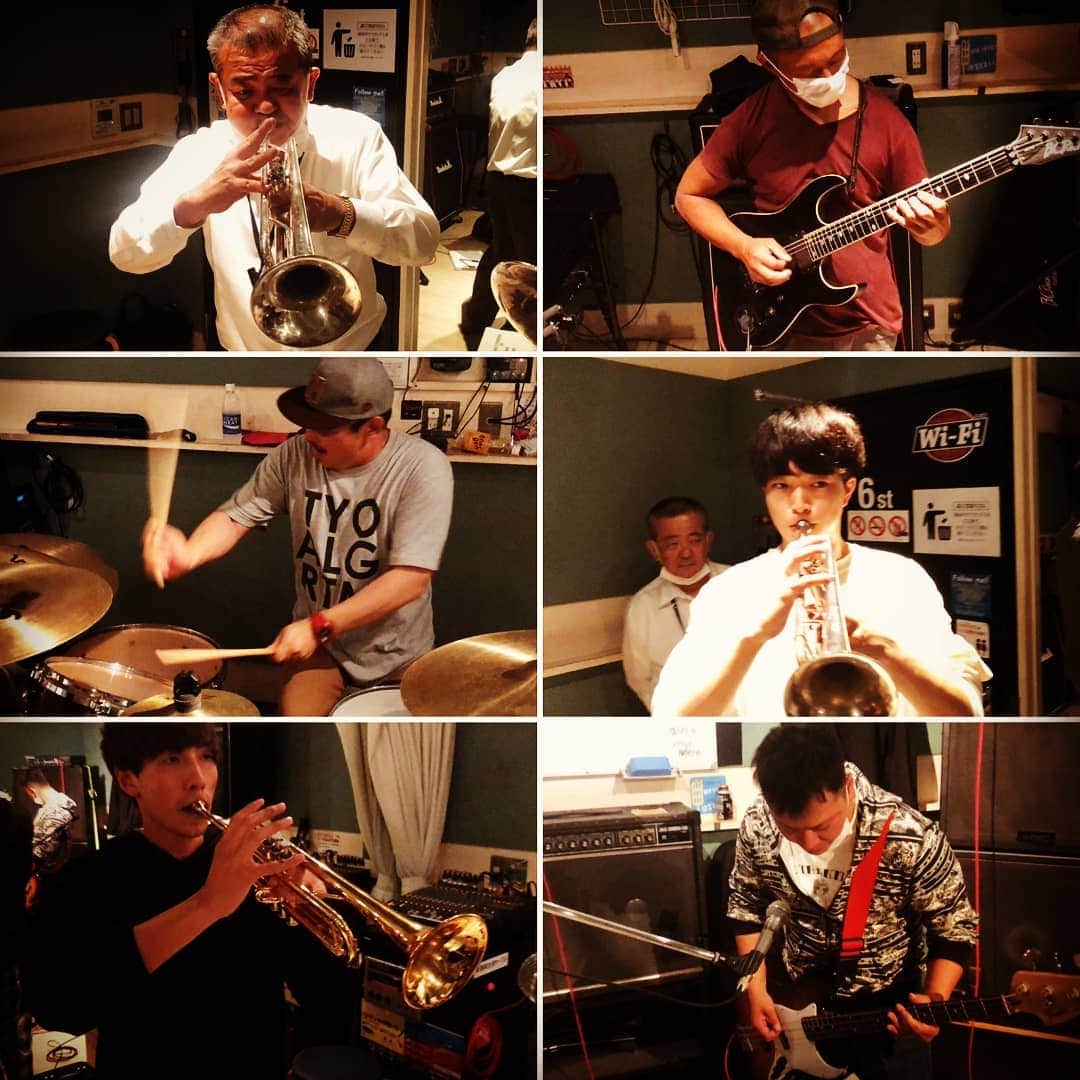和田益典さんのインスタグラム写真 - (和田益典Instagram)「◆ カラーリングなうで . 暇なので、昨夜のリハ写真をレイアウト。 . . ３枚目は全員歌ってる？ . . 俺はナムコスターズみたいな謎の帽子被ってますねん。 （いつどこで入手したか全く憶えてない😂） . . . #studio #band #rehearsal #practice #music #song #rock #trumpet #guitar #bass #drums #vocal #brass ####osakadeepredbulls #ギター #トランペット #ドラム #ベース #スタジオ #バンド #大阪紅牛會バンド #大阪紅牛會 #応援力 .」11月21日 16時15分 - masunori_wada