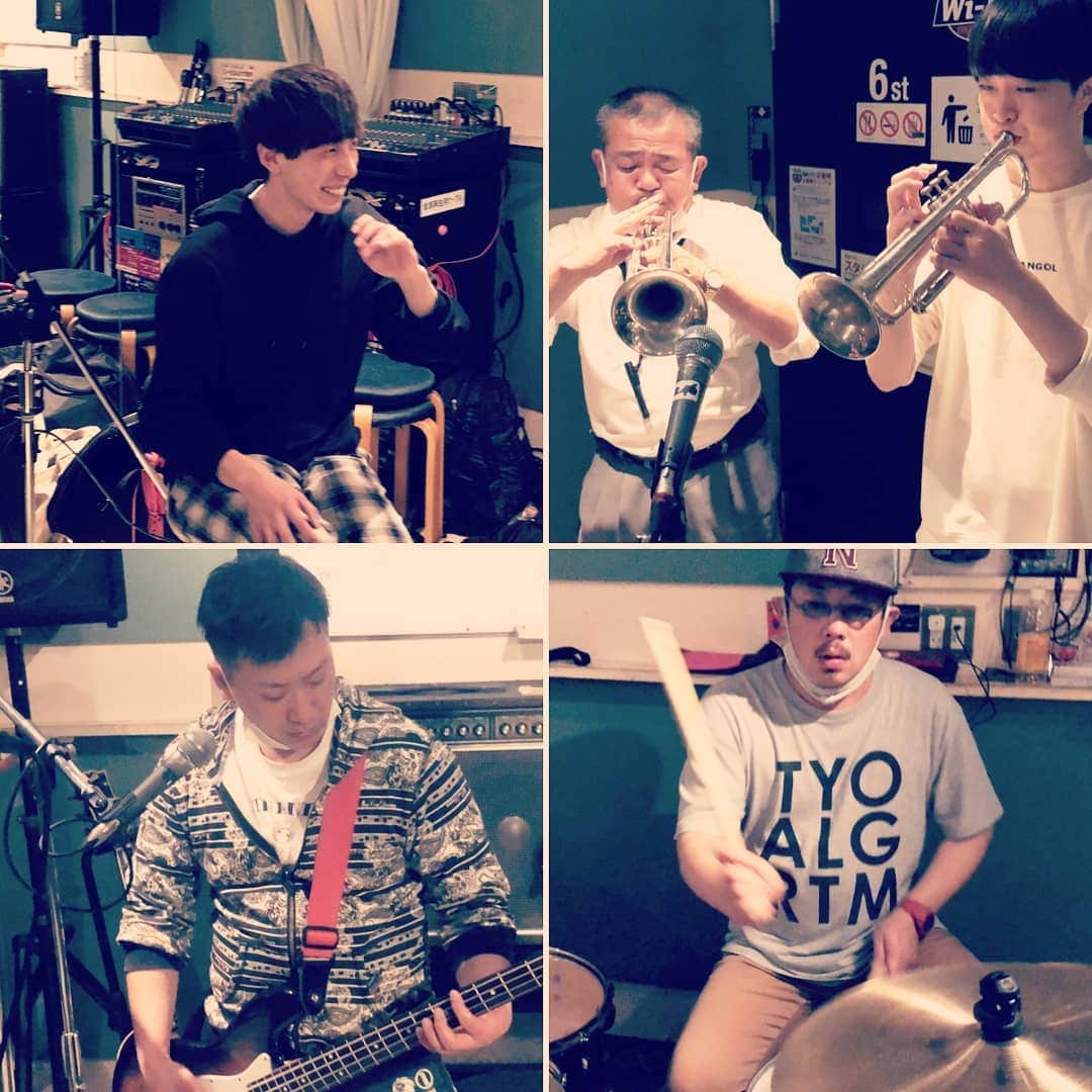 和田益典さんのインスタグラム写真 - (和田益典Instagram)「◆ カラーリングなうで . 暇なので、昨夜のリハ写真をレイアウト。 . . ３枚目は全員歌ってる？ . . 俺はナムコスターズみたいな謎の帽子被ってますねん。 （いつどこで入手したか全く憶えてない😂） . . . #studio #band #rehearsal #practice #music #song #rock #trumpet #guitar #bass #drums #vocal #brass ####osakadeepredbulls #ギター #トランペット #ドラム #ベース #スタジオ #バンド #大阪紅牛會バンド #大阪紅牛會 #応援力 .」11月21日 16時15分 - masunori_wada