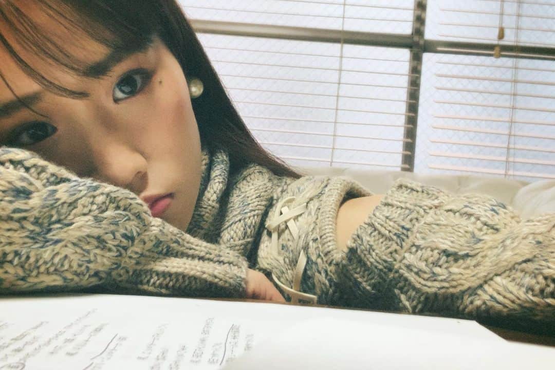秋山ゆずきのインスタグラム：「. . dysonのドライヤーちゃんが 壊れてしまった。 肩なんか出してる場合じゃない🥸  ぴえん  #ドライヤー #次はなににしようかな」