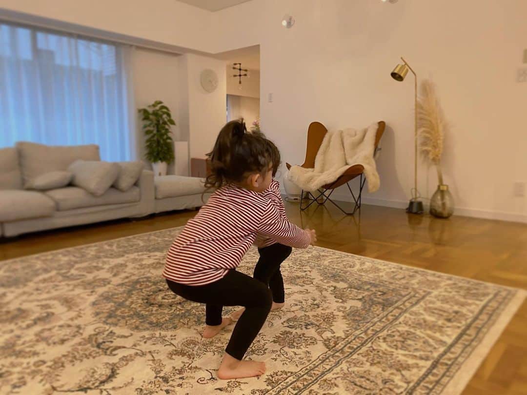 近藤千尋のインスタグラム：「三連休はステイホームで まったり過ごします🏠 お友達が来てくれたり 食器棚が届いたり。。😊 お花屋さんがおまけしてくれたり🙏感謝❤️嬉 MIUへの愛が爆発しているTOAさん🥰笑 皆さんのご予定は？🤩」