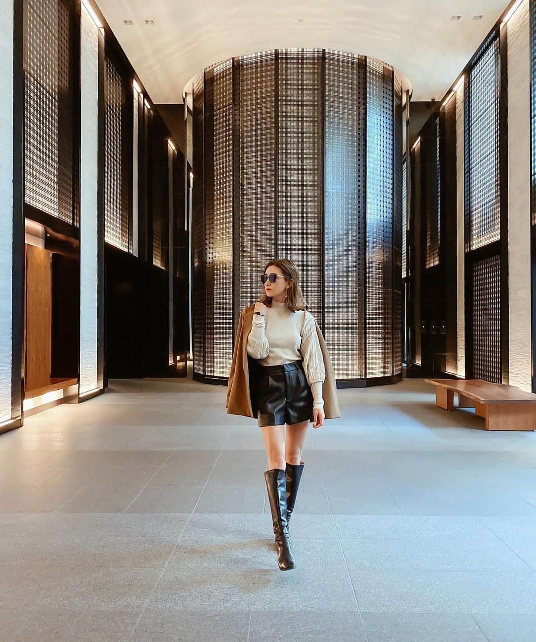 谷口紗耶香のインスタグラム：「knit➕eco leather ➕jacket 🍂 旬なitemもお得に揃えて たくさん楽しむのがすき。  @fifth_store #fifth#fifthtl#フィフス#ママコーデ#カジュアル #instagood#instaootd#ootd#trend#girl#mama#instafashion#拍照#可爱#今天的衣服#时尚#패션#귀엽다#일본인#촬영#ママリ#ママコーデ#フォローミー#かわいい#igers#likeforlike#followme#ケーブル編みボリュームスリーブニット」