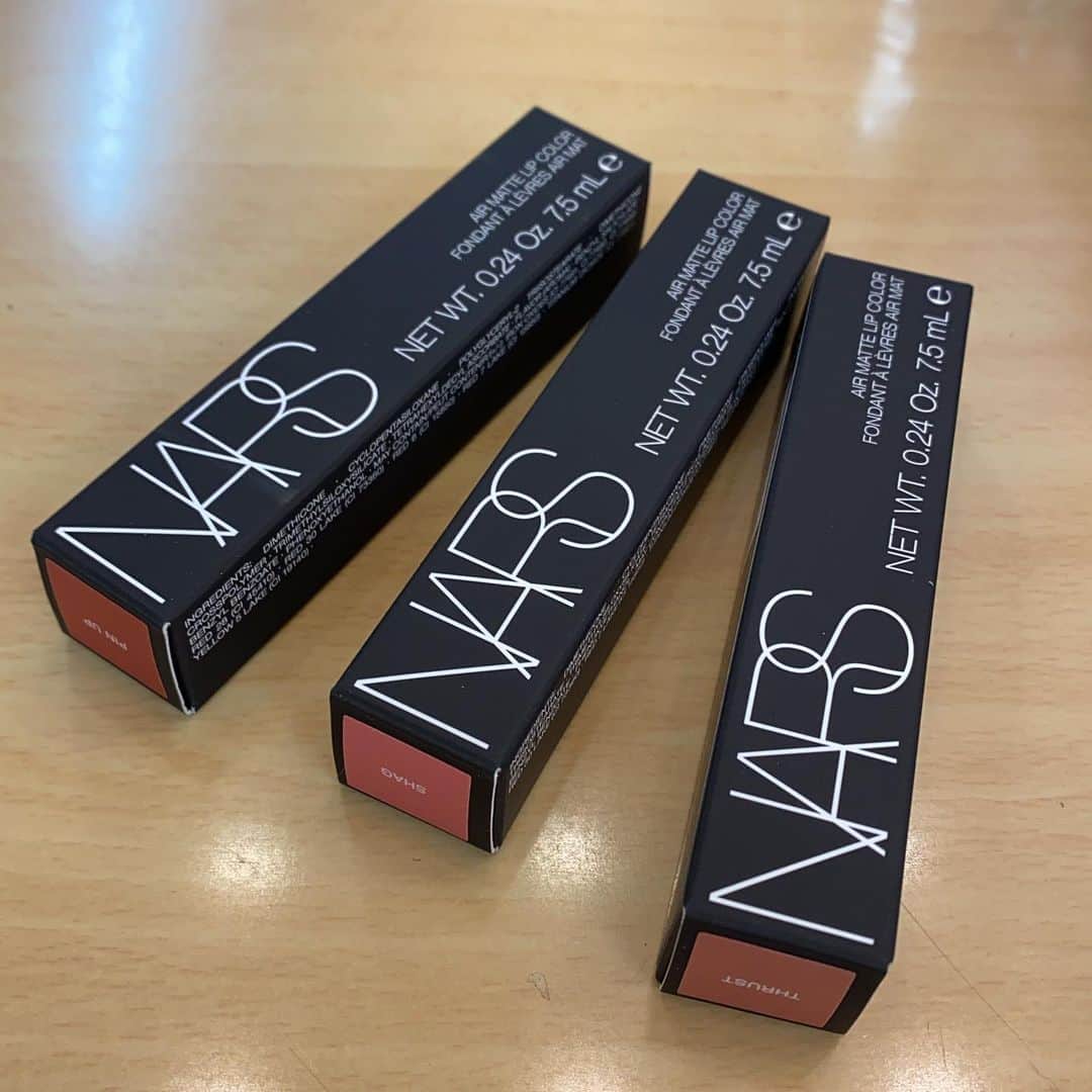 のインスタグラム：「GET!!!!!!!!!!!!!!!  yeahhhhh!!!!!!!!!!!!!!!!!!٩( ᐛ )و✨✨  #nars #narscosmetics  #narslipstick  #エアーマットリップカラー　#爆売れ中 #マスクしても落ちないように作られてるんだって！　#楽しみ　#コロナでテスター出来ないと結構色味間違うよね　#顔と腕の色違うと草　#コスメあるある  #お姉さんの腕で色味吟味」
