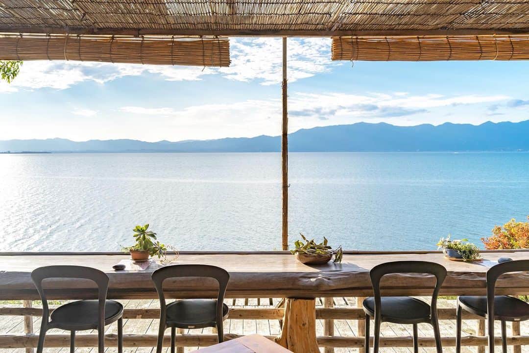 詩歩さんのインスタグラム写真 - (詩歩Instagram)「☕️﻿ ﻿ 琵琶湖のレイクビューが楽しめるレストラン #シャーレ水ヶ浜 。﻿ ﻿ お店の中からの景色はこんな感じ！﻿ ﻿ 西向きのテラスなので、目の前に沈む夕日を眺めながらお茶することができます。本当に遮るものが何もないので、けっこう眩しいくらいです😎☀️﻿ ﻿ 営業時間が【日没まで】なので、季節によって移り変わる景色が楽しめますよ〜﻿ ﻿ 	﻿ Restaurant #ChaletMizugahama with a view of Lake Biwa.﻿ ﻿ The view from inside the restaurant looks like this!﻿ ﻿ The terrace faces west, so you can have tea while watching the sun set in front of you. There is really nothing to block the view, so it's quite bright!﻿ ﻿ It is open until sunset, so you can enjoy the changing scenery depending on the season.﻿ ﻿ ﻿ 🙏旅行を検討中の方へ﻿ 政府や自治体が発表している新型コロナウイルスの最新情報を確認しましょう！﻿ #withコロナ旅行 での感染対策についてはyoutubeに動画をあげています この投稿は時差投稿なので撮影日はけっこう前です﻿ ﻿ ﻿ ﻿ ﻿ 📍シャーレ水ヶ浜／滋賀県﻿ 📍Chalet Mizugahama／ Shiga Japan﻿ #shiho_shiga﻿ ﻿ ﻿ ﻿ ﻿ ©Shiho/詩歩﻿ ﻿ ﻿ ﻿」11月21日 16時24分 - shiho_zekkei