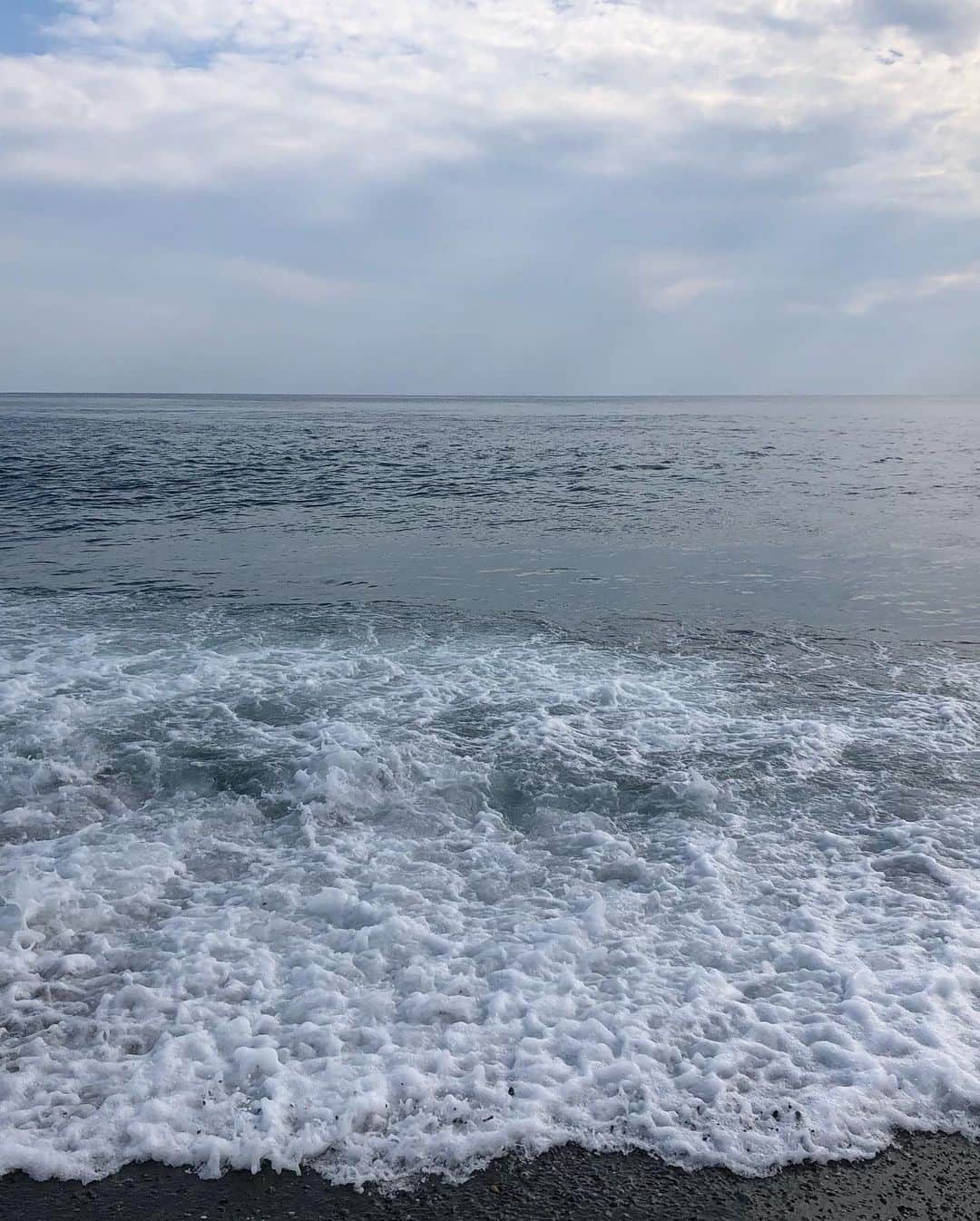 阿部裕介さんのインスタグラム写真 - (阿部裕介Instagram)「高知、土佐市、新居海岸にて、高知のSUGAダンススタジオのみなさんと、ビーチクリーンをしてきました。  綺麗な海岸にもたくさん打ち上げられたビニール袋。 テトラポットに挟まった不法投棄や、空き缶の数々。  子供たちががんばって拾ってくれました！  @suga_izanai」11月21日 16時25分 - abe_yusuke