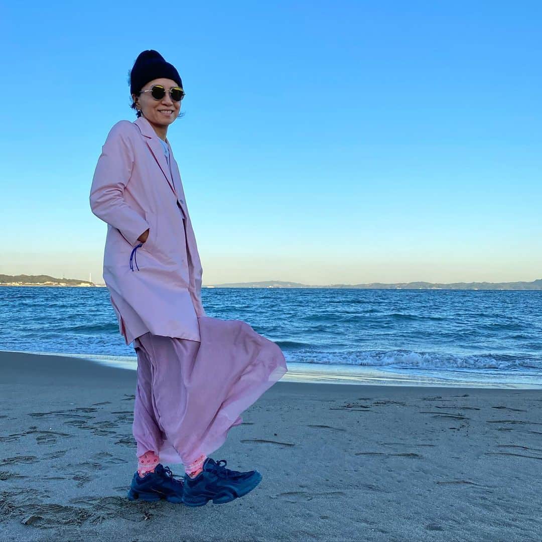 のインスタグラム：「春、かもしんない。#お散歩は三歩でも良し #ピンク×ブルー」