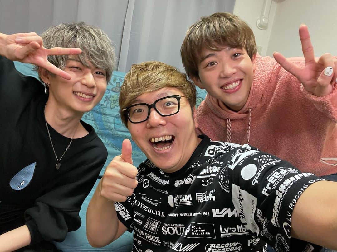 HIKAKINのインスタグラム：「みきおだキン  ドッキリしかけて来ました。 おだけい君20歳誕生日おめでとう🎉」