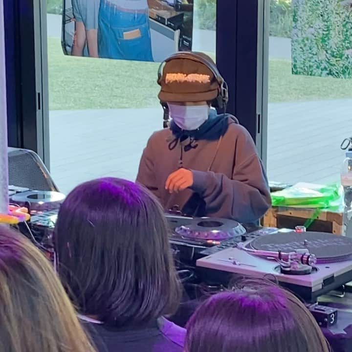 DJ DARUMAのインスタグラム：「娘🧒🏻渋谷PARCOにて現場DJデビュー 初めてにしては選曲及び流れ上出来かと💯💯💯 素敵な企画に誘ってくれたオカモトレイジ君に感謝 そして応援に来てくれた娘のマイメン達にも感謝❤️」