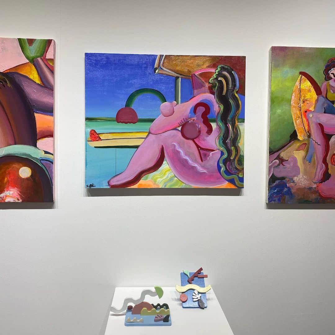 羽田沙織のインスタグラム：「inherit gallery @inheritgallery で今日から始まった山本ユフィさん　@yufiroofyart の個展『The Soft Flowders Club』 今日はラジオに山本さんにご出演頂きました。 後日、webでのインタビュー記事掲載と、アプリで音声の配信も予定しています。 ・ ポスト印象派、フォービズム、キュビズム、シュルレアリスム、その様々な要素が混在し、 60's、70'sの香りもありながらも現代的で。 描かれている女性は、 強さと優しさと女性らしさ、 そして自由を纏っています。 ・ ギャラリーは、元八百屋さんだった場所だそう。 知る人ぞ知ると言った雰囲気も、 そしてinherit（継ぐ）という名前の意味も、 そこにアートがあることも、 とても自然で心地よかった！ ・ #inheritgallery #gallery #art #artlover #ギャラリー #インヘリットギャラリー #アート ＃アートのある暮らし #アート好きな人と繋がりたい #アートナビ #世田谷 #fm世田谷 #art evangelist」