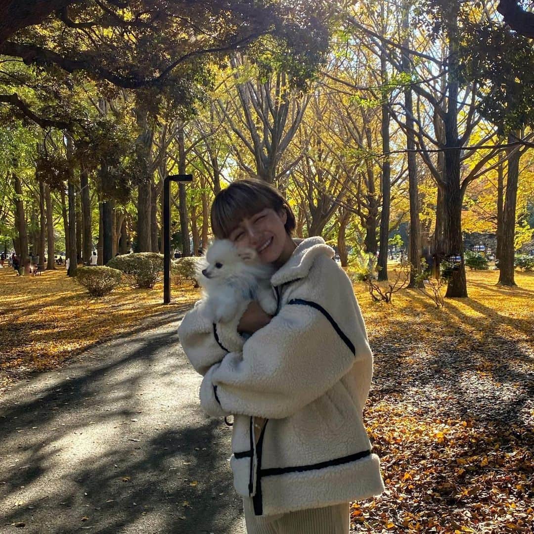 長谷川あやのインスタグラム：「🍂🍂🍂#fashion#ootd#outfit#coordinate#style#ママコーデ#152せんちこーで#arholiday#アンティローザホリデー#arholiday_ootd ・ ・ ・ 幸せな休日、、、😌💭 ・ 愛しのシロ🐶と小夏と みさ（ @kamiomisa ）と紅葉💛💛💛 ・ たくさん遊んでくれてありがとう😍💓」