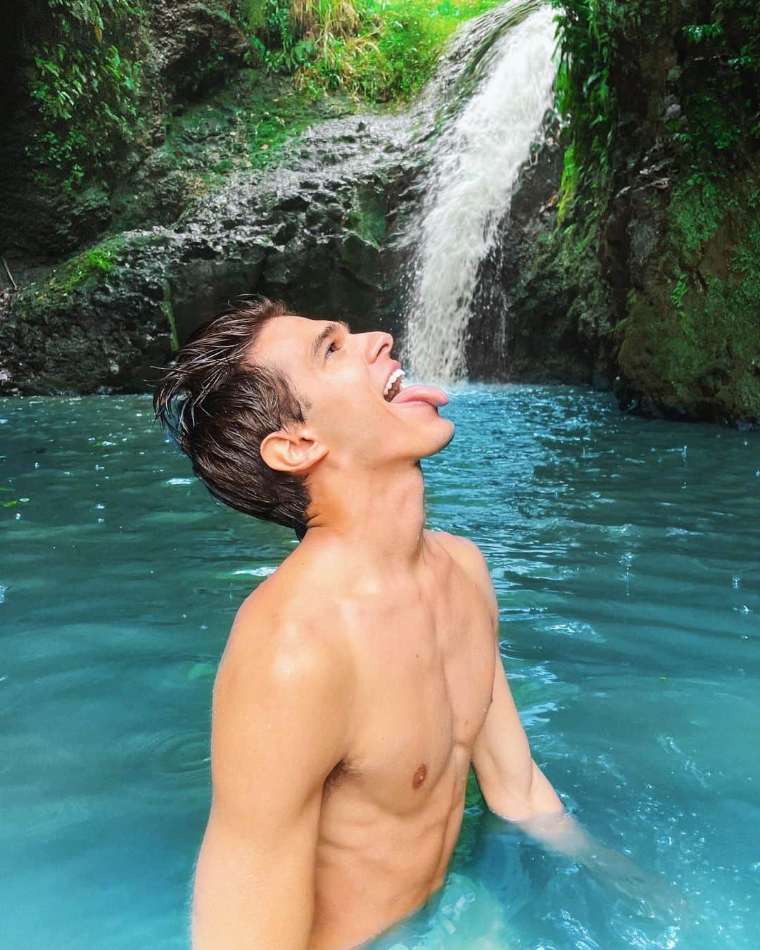 Brent Riveraのインスタグラム：「I’m thirsty for you 🙄💦」