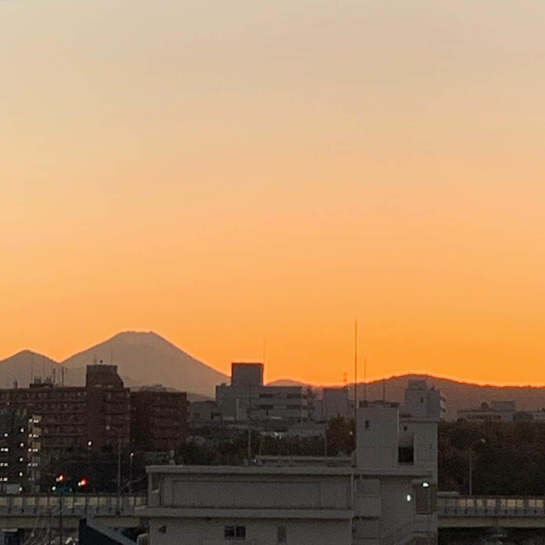 氏原ワタルさんのインスタグラム写真 - (氏原ワタルInstagram)「夕焼けの中央フリーウェイと富士  #日野 #今日の夕焼け」11月21日 16時43分 - wataru_ujihara