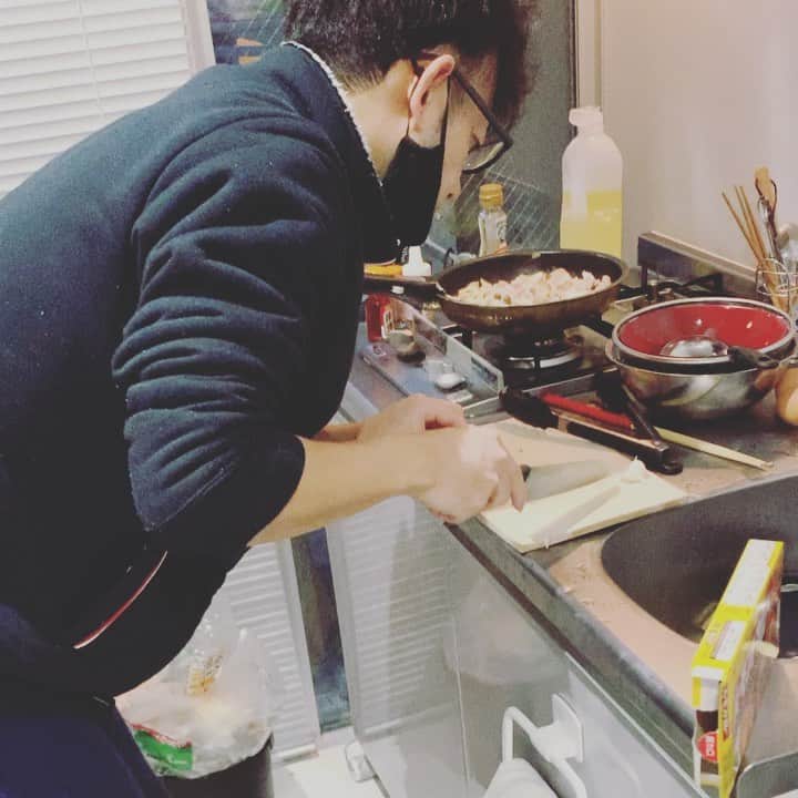 坂口杏里のインスタグラム：「木下パイセンが 栄養たっぷりニンニクぶた肉キノコ カレー作ってくれてる✨ 人の手づくり料理なんて久しぶり。毎日ありがとう…  今日もパイセンと、  09054307175  ↑何かあればこちらまで！ Bar Cachette (カシェット) 東京都新宿区歌舞伎町2-11-7 メトロビル4階 営業時間 1:00～  お待ちしてますん💕 男性１時間3000円 女性１時間1500円 （飲み放題）  ライン交換写メ撮ろ♡」