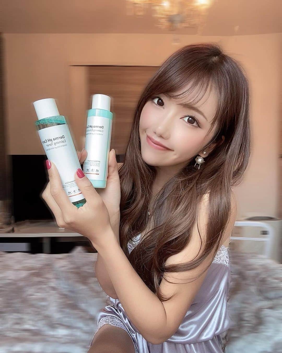 のインスタグラム：「こんにちは*˙︶˙*)ﾉ" 最近愛用しているスキンケアのご紹介です🤍 (生活感ある写真すみません🤣)  私はもともと乾燥肌＆肌トラブルに 悩んでいましたがこちらを愛用しだしてから 肌が綺麗ってゆわれるようになりました🙈✨  炭酸温泉水ってゆうお肌に最高にいい ものだけを使ったスキンケア👩‍🦰💋  @dearanchy_jp   わたしがラインで揃えているのは pHケアライン 敏感肌とトラブル肌の人に オススメのシリーズです⌣̈⃝ ♡   💙💙もちろん男性にもオススメです💙💙 韓国の男性も女子も自分に合ったスキンケアを されてるからあんなに肌が綺麗なんですよねぇ、 しっかりスキンケアしているすべすべお肌の 男性って素敵ですよね！( *´꒳`*)੭"  シリーズが沢山あるので自分の肌に あったものを見つけてみてください💙🐹  いま見たらセールやっているみたいなのでこの機会に私も追加注文しちゃいました😆😆✨ ラインで揃えてもリーズナブル🤤  スキンケアがんばろっと🎶  @dearanchy_jp   #韓国スキンケア #韓国コスメ #ゴルフ女子 #美容 #美容大好き #肌トラブル #にきびケア #美白ケア  #おうち時間 #ルームウェア  #ゴルフ女子 #ゴルフ好きな人と繋がりたい #ゴルフ女子と繋がりたい #スキンケア」