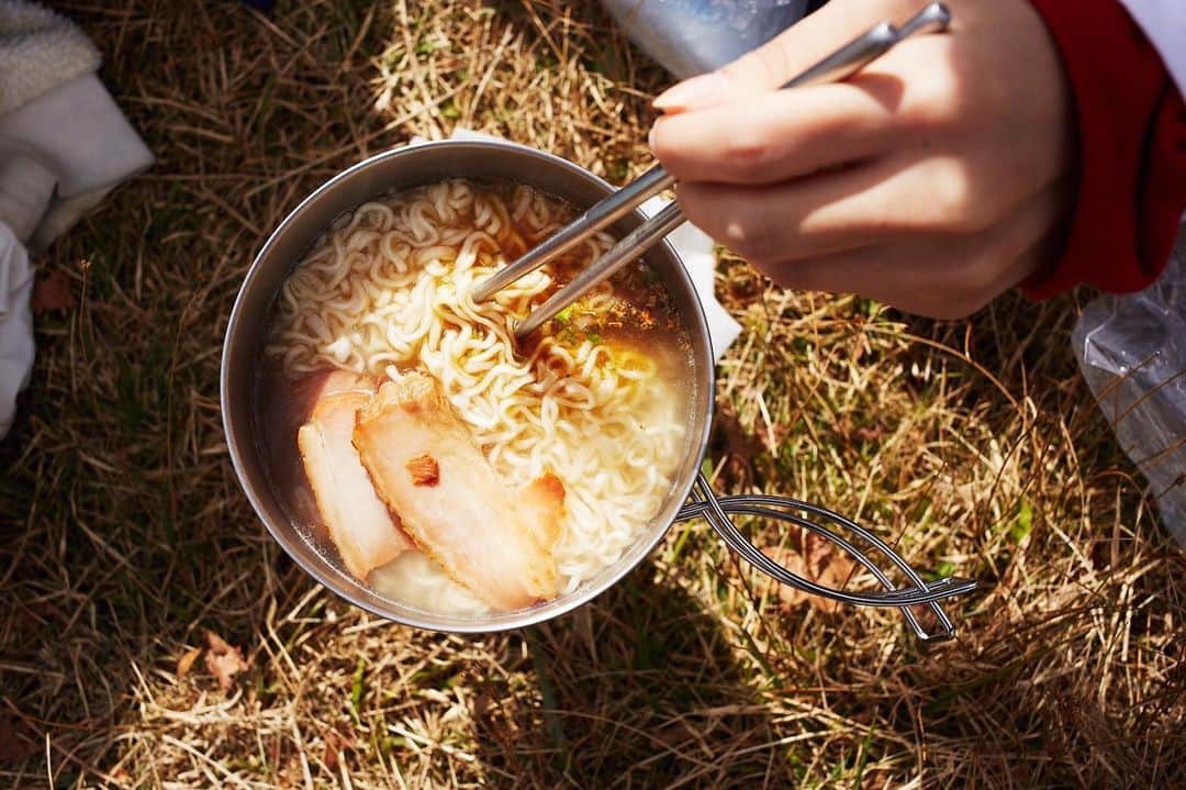 美山加恋のインスタグラム：「ちなみに山飯はコンビニで揃えた食材でラーメン🍜」