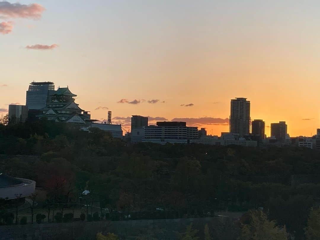 有村昆さんのインスタグラム写真 - (有村昆Instagram)「隔週土曜は大阪　#読売テレビ❗️  夕日コーナーにもなる、大阪城のサンセットは最高だ。  今から　#クギズケ！　収録  #上沼恵美子　さん　#高田純次　さん  日曜お昼はクギズケ！をチェック❣️」11月21日 16時49分 - kon_arimura