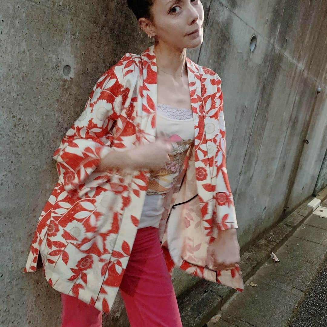 土屋アンナさんのインスタグラム写真 - (土屋アンナInstagram)「着物好きですか？ 私は大好き💕母が着付師なんだけど私はなかなか自分じゃ着れず‥ でもやっぱり伝統には触れていたいし‥伝統は大事 この　@wa_kimono は固定概念に囚われず今の時代を感じながら洋服感覚でモードな和を楽しめるの！ 普段着からスポーツウエア、ワンピース❣️何にでも合わせられて自分らしく着物を身にまとえる🤩 可愛いよねー💕 古いものは古くない新しくもなる❣️ 是非伝統を普段の生活に取り入れよう💕 shina ginza (@shina_ginza_info)のお店にて販売中です！ ---------------------------------------------------------------------- #kimono #kimonofashion #kimonostyle #kimonolovers #kimonocardigan #kimonorobe #japanesekimono #remake #kimonoremake #remakefashion #madejapan #着物 #キモノ #着物ガウン  #着物コーデ #リメイクファッション #一点物#shina_ginza #PR @shina_ginza_info @wa_kimono」11月21日 16時52分 - annatsuchiya0311