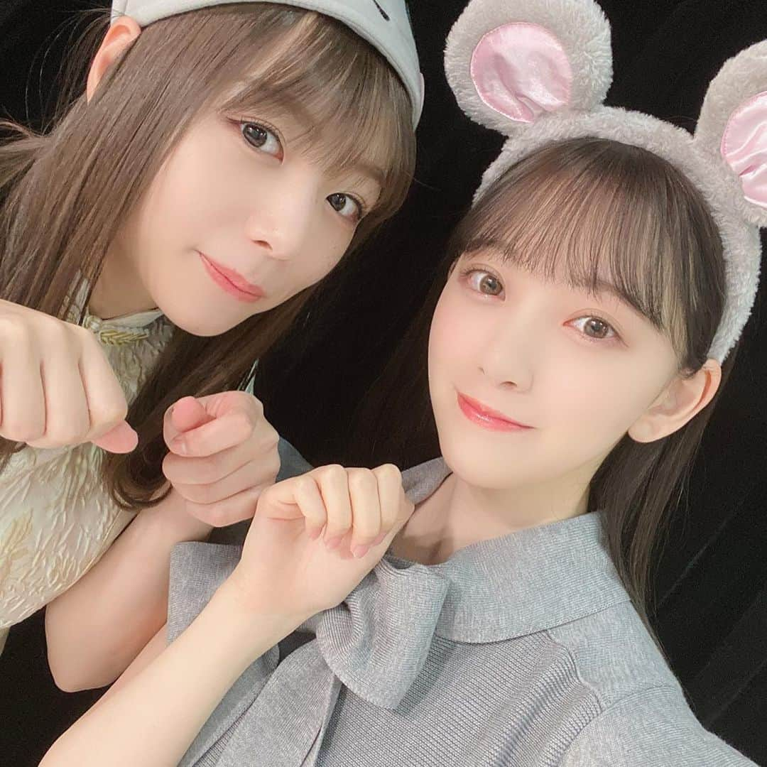 堀未央奈さんのインスタグラム写真 - (堀未央奈Instagram)「❤︎⚗️🤙🏻🥀  1枚目は 去年の秋とかかな?  ぎゅーしてますね🥰 あまり人にベタベタしないけど 好きな人には甘々派です  日奈子は同期で唯一の同い年で わたしに対していつも イジリが凄いけど 優しいし一緒にふざけたり できるのも嬉しくて楽しいです  初期から頑張ろうねって 手を取り合って まだ子供だった私たちは 喧嘩もすれ違いもあったけど いつでも日奈子は隣にいて たくさん笑いかけてくれました 正反対な私たちだけど 仲良くなれたのは出会えたのは 必然的だと思います💐  #堀北コンビ #思い出写真たち #北野日奈子　ちゃん #乃木坂46 #堀未央奈」11月21日 16時53分 - horimiona_official