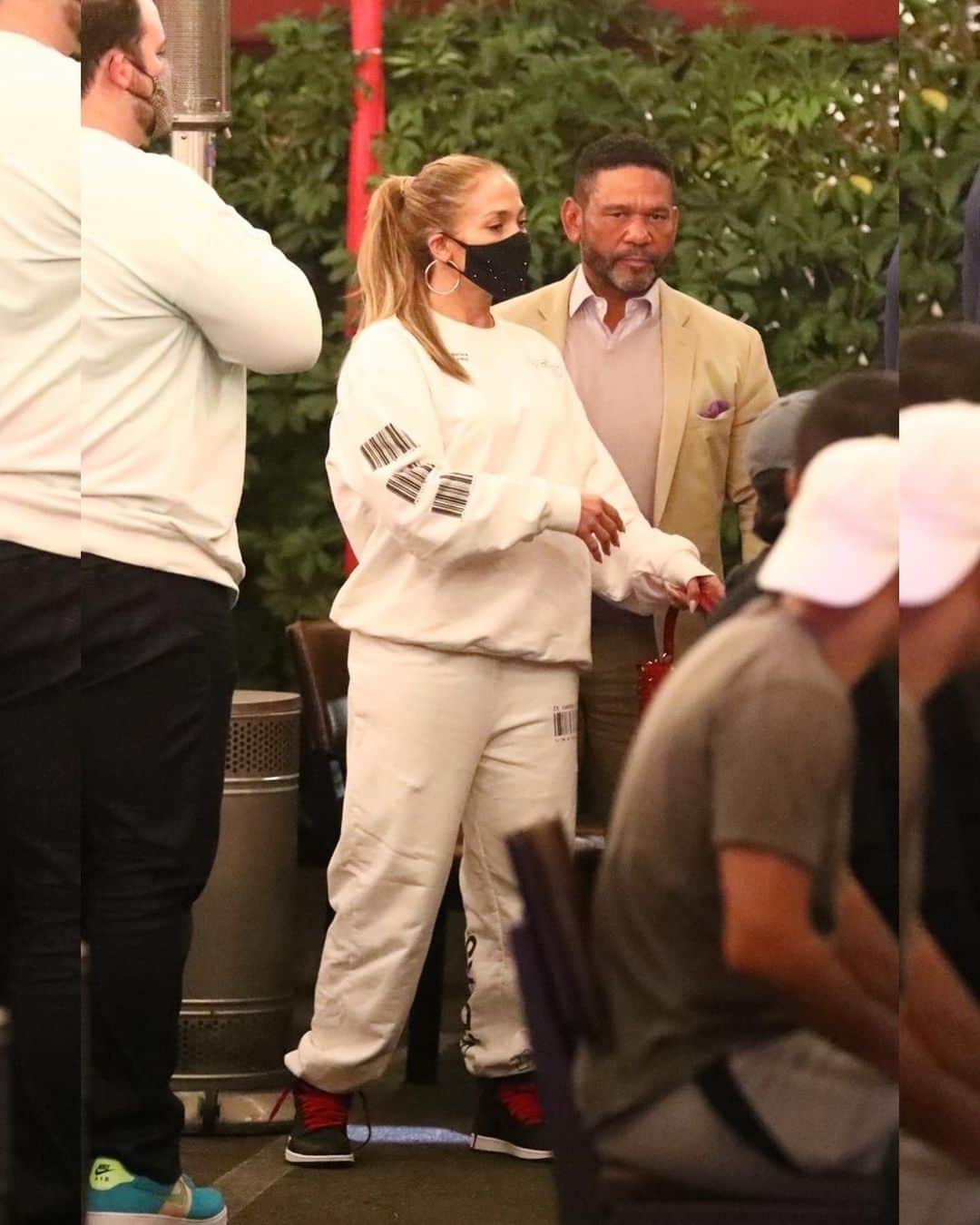 Just Jaredさんのインスタグラム写真 - (Just JaredInstagram)「Jennifer Lopez wears a comfy sweatsuit with an important message on the back while out to dinner with Alex Rodriguez and some friends #JenniferLopez #Alexrodriguez Photos: Backgrid」11月21日 16時54分 - justjared